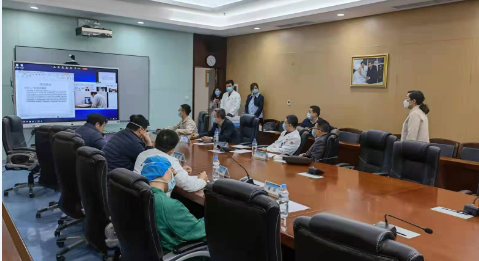 人們在看臺上的人在房間里低可信度描述已自動生成