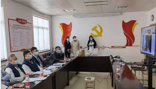 人在廚房里工作描述已自動生成